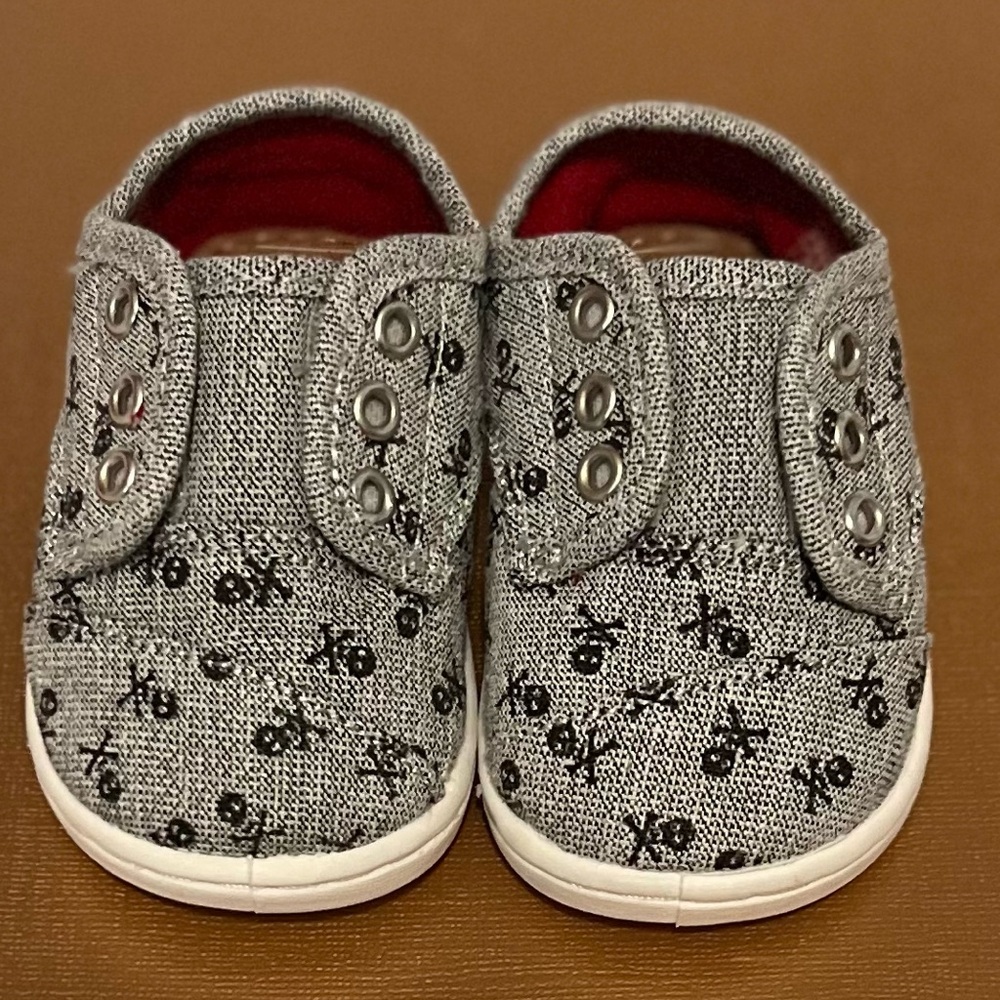 TOMS Gray w/ black SKULLS Kids Shoes